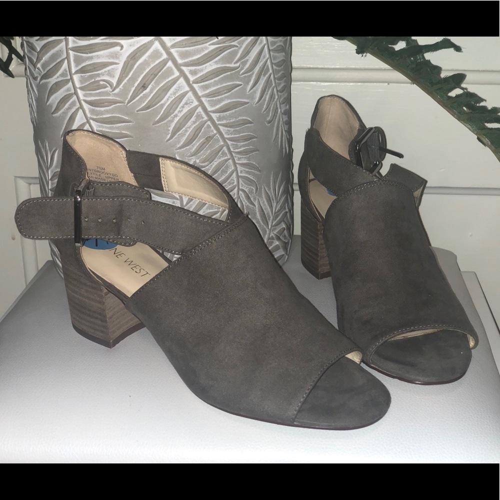 Nine West peep toe shoe, size 7.5